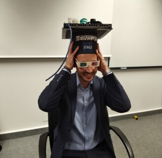 Alexander Brummer mit Doktorhut und 3D-Brille