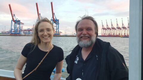 Lisa Maile und Kai-Steffen Hielscher vor Hafenhintergrund