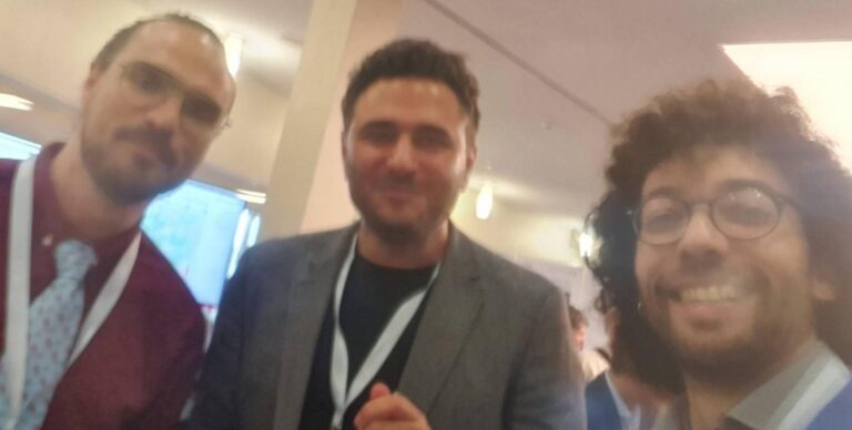 Drei wissenschaftliche Mitarbeiter auf der 6G-Konferenz in Berlin