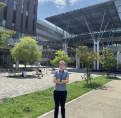 Martin Ottens vor dem Osaka Ibaraki Campus der Ritsumeikan Universität
