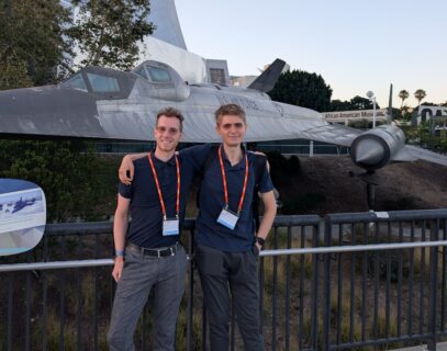 Martin Ottens, re. und Moritz Thome, li vor Aufklärungsflugzeug