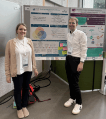 Teilnehmer vor Presentationsboard