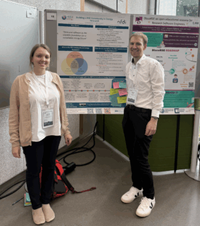 Teilnehmer vor Presentationsboard
