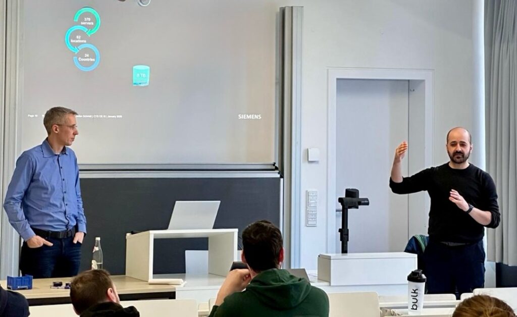 Gastredner (li) und Dr. Loui Al Sardy (re) bei seinen Ausführungen zum Thema